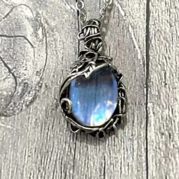 Retro Water Droplet Pendant in Silver Tone Gold Plated Alloy - Picture 1 of 11